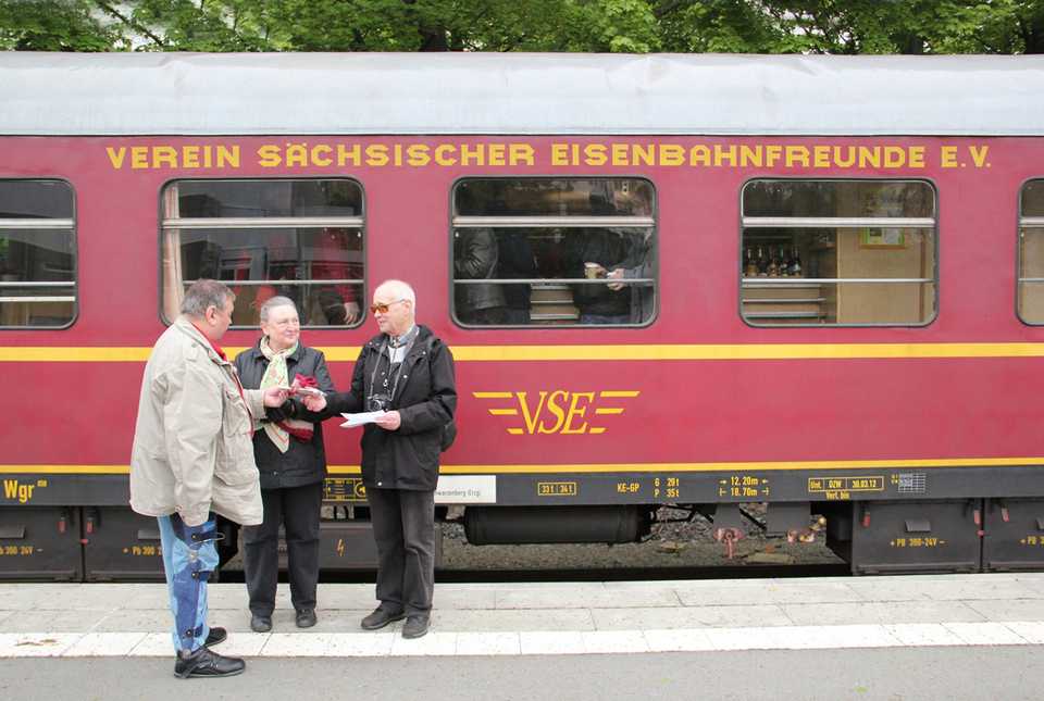 Im Namen der beteiligten Partner begrüßte Hans-Peter Doering vom VSE in Schwarzenberg Lothar Rippel aus Selb als 25 000. Fahrgast der Erzgebirgischen Aussichtsbahn.