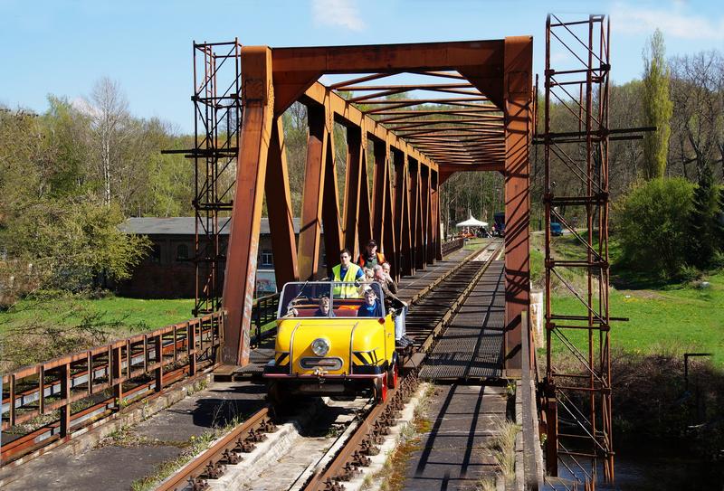 Auf der Muldenbrücke in Zwickau entstand am 20. April diese Aufnahme des VSE-Schienentrabi.