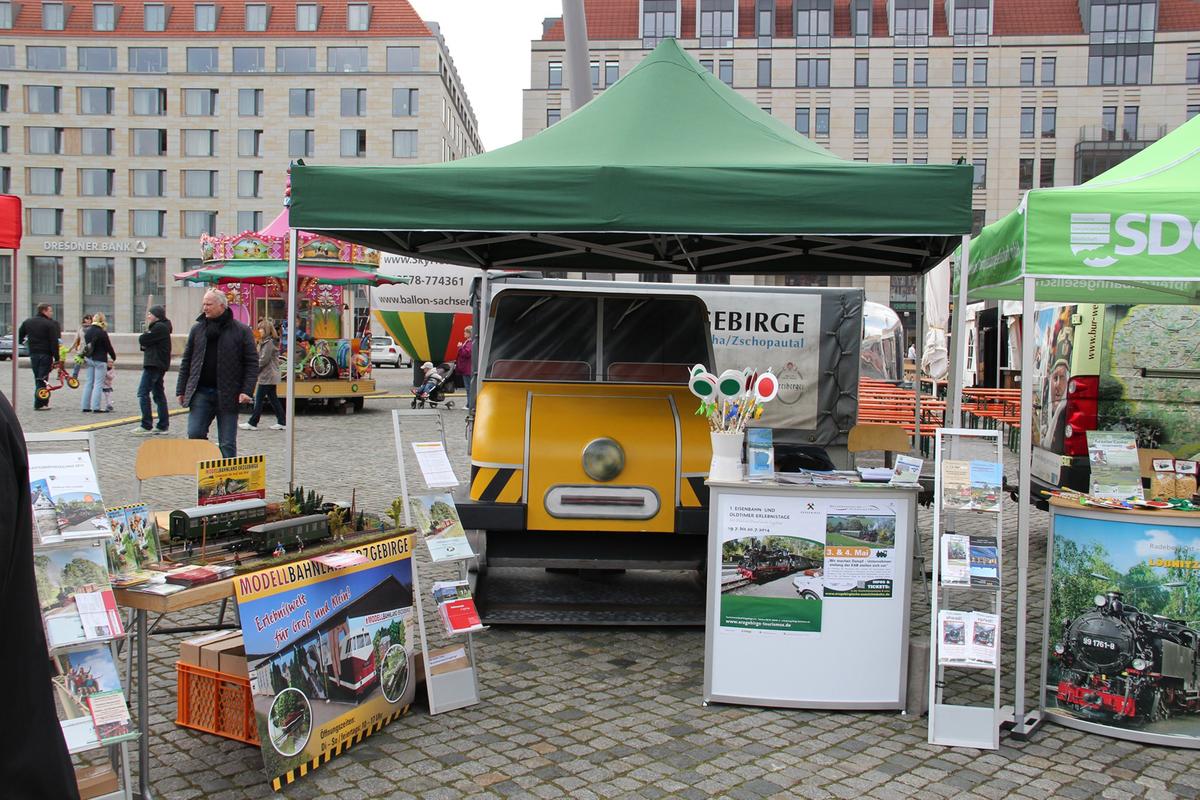 Unter dem Motto „Mobilität vereint Menschen“ präsentierte der VSE auf dem Dresdner Altmarkt seine Angebote am Gemeinschaftsstand des Tourismusverbandes Erzgebirge e.V. Das Modell des Schienentrabis war dabei Blickfang des VSE-Standes.