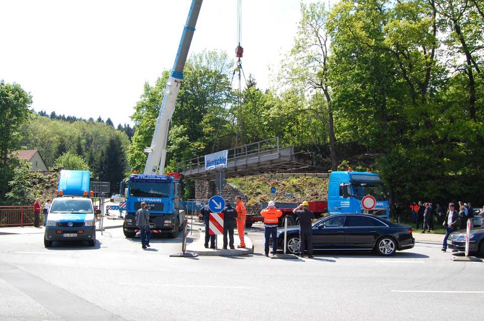 Der offizielle Beginn des Wiederaufbaus von Dippoldiswalde nach Kipsdorf begann am 19. Mai mit einem Abbau: Ein Kran hob die Brücke über die B171 von ihren Widerlagern. Sie wird nun saniert.