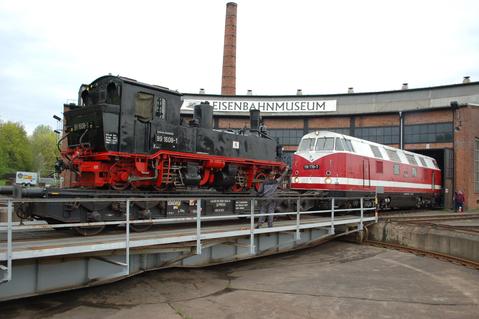 Beim diesjährigen Dampfloktreffen im Eisenbahnmuseum Dresden-Altstadt wurde die IV K 99 1608-1 der Sächsischen Dampfeisenbahngesellschaft mbH auf dem Schmalspurfahr-zeugtransportwagen der PRESS präsentiert.