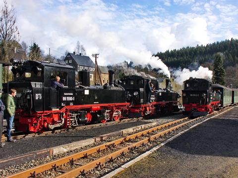 Zum OsterDampf kamen bei der Preßnitztalbahn wieder einmal alle drei eigenen IV K zum Einsatz. Dank Vorspannleistungen konnten bei manchen Zugkreuzungen alle drei Loks zusammen aufs Bild gebannt werden.