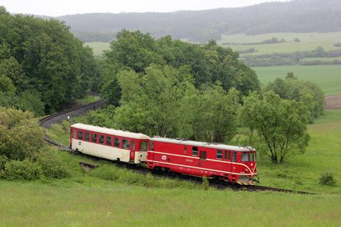 Auf der letzten von den Tschechischen Bahnen (ČD) betriebenen Schmalspurbahn verkehrt regulär eine Diesellok mit einem Wagen. Ein solcher Zug war auch am 29. Dezember 2013 auf der bogenreichen Linie unterwegs.