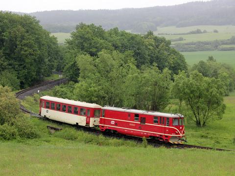 Auf der letzten von den Tschechischen Bahnen (ČD) betriebenen Schmalspurbahn verkehrt regulär eine Diesellok mit einem Wagen. Ein solcher Zug war auch am 29. Dezember 2013 auf der bogenreichen Linie unterwegs.