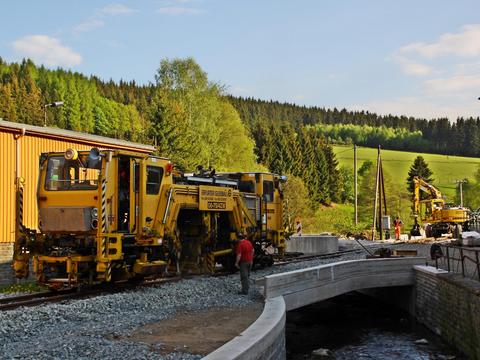 Stopfmaschineneinsatz nach Wiederherstellung der Gleisverbindung im Abschnitt zwischen Kilometer 22,0 und 22,3.