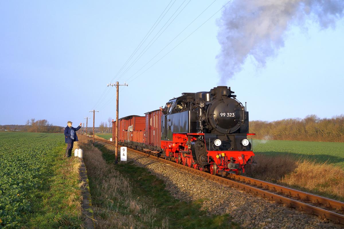 Die Aufnahme zeigt den am 2. Februar 2020 zwischen Kühlungsborn und Bad Doberan eingesetzten Fotogüterzug an der Laderampe hinter Bollhagen.