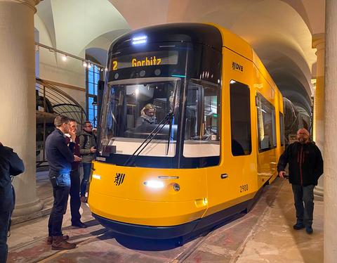 Fachsimpeleien am Modell der neuen Straßenbahnwagenserie für die sächsische Landeshauptstadt Dresden.