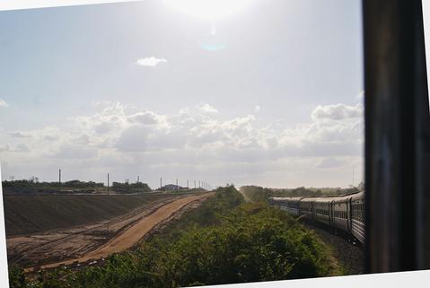 Neben der Meterspurstrecke entsteht derzeit die Normalspurbahn Daressalam – Morogoro (– Dodoma).