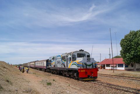 Die Diesellok 88U05 mit dem als Gmp vekehrenden Zug in Malampaka.
