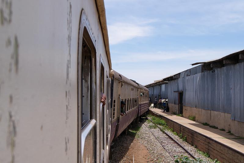 In Bukwimba rangiert die Lok den ganzen Zug mit den Personenwagen an den Güterschuppen. So geht Gmp …