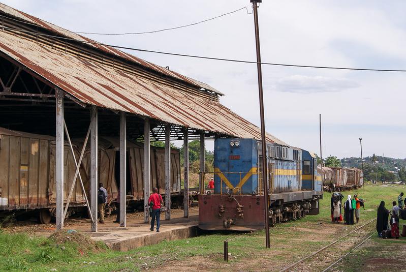 Lok 8825 in Mwanza Süd – hier zweigt der Anschluss zum Hafen mit Trajekt nach Uganda ab. Der aus einer Schiene gebaute Lichtmast stört zwar im Bild, verdient
aber Beachtung.