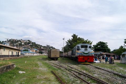 Der von der 88U05 geführte Zug ist am Endbahnhof Mwanza eingefahren. Hinter der Diesellok hängt der Kurswagen aus Daressalam.