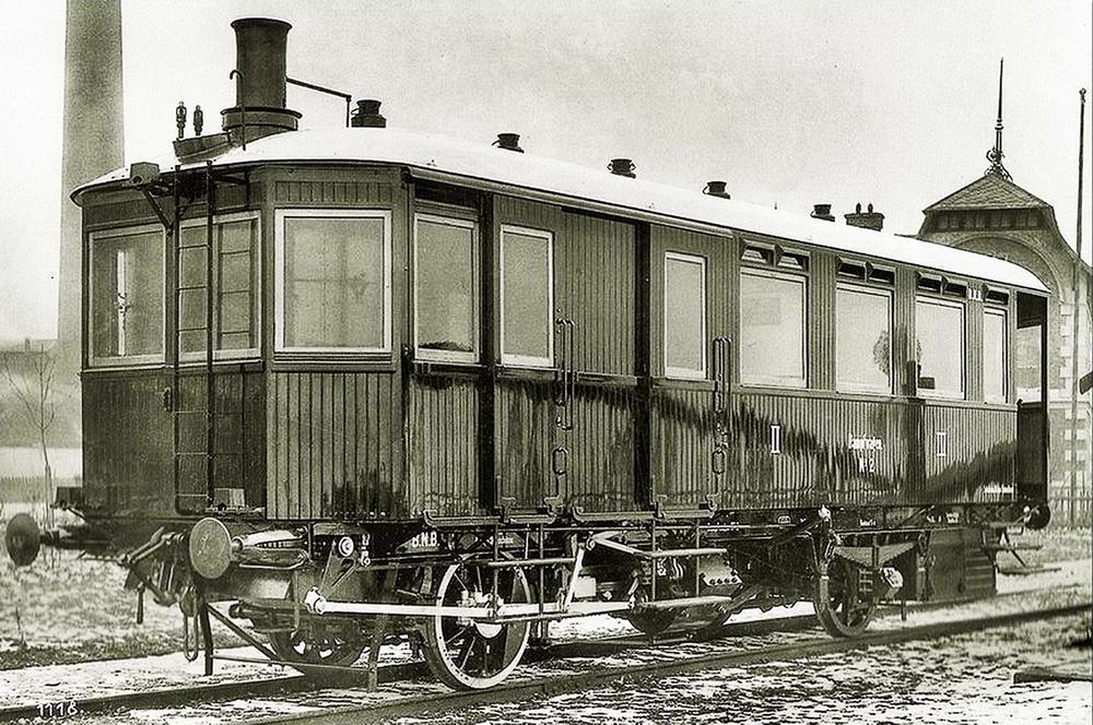 Der 1904 fertiggestellte „Dampfwagen Nr. 2“ mit seiner ursprünglichen Dampfkesselanlage am Wagenende. Die ČSD wiesen dem Wagen später die Nr. M124.001 zu.