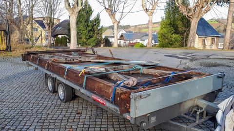 Der Rahmen des sächsischen Abteilwagens am 17. Dezember 2019 auf einem Straßenanhänger.