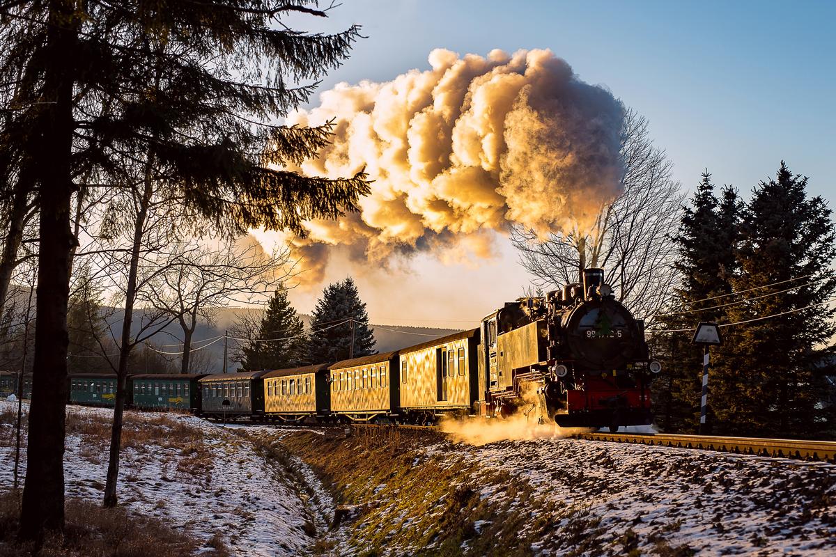 Das Jahr 2020 begann auch auf der Fichtelbergbahn ohne nennenswerten Schnee, dafür setze Norman Timpe die Ausfahrt des P 1007 aus Kretscham-Rothensehma nach Oberwiesenthal am 1. Januar mit Hilfe der Abendsonne gekonnt in Szene. Die Rauchkammer der 99 1772-5 zierte noch ein Weihnachtsbaum.