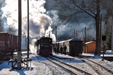 Bei Zweizugbetrieb auf der Preßnitztalbahn finden die Zugkreuzungen am Streckenmittelpunkt in Schmalzgrube statt. Dort traf Thomas Poth am 29. Dezember 2019 die Züge P14213 und P14224 an.