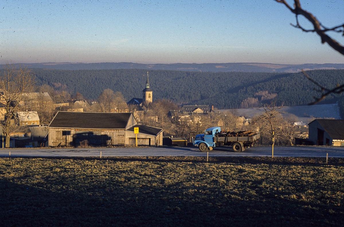 Im Januar 1991 näherte sich der H3A RK 29-74 mit gut gefüllter Lade­fläche aus Richtung Bären­stein dem Ortseingangsschild von Jöhstadt.