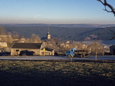 Im Januar 1991 näherte sich der H3A RK 29-74 mit gut gefüllter Lade­fläche aus Richtung Bären­stein dem Ortseingangsschild von Jöhstadt.