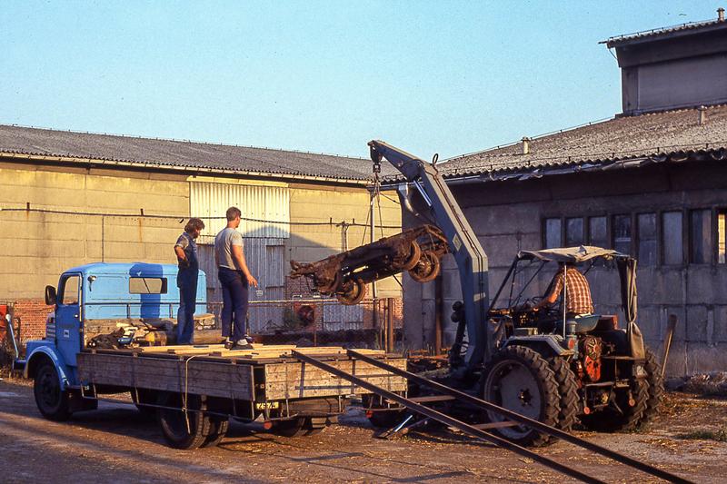 Am 1. September 1991 werden im ehemaligen Volksgut Mügeln die Drehgestelle vom zerlegten 970-317 verladen.