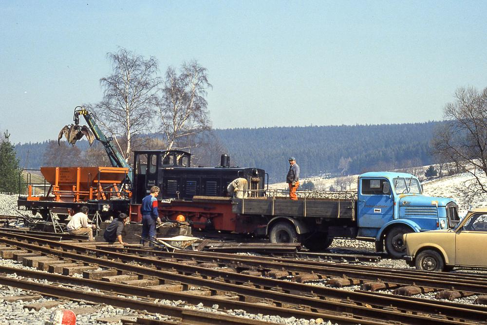 Genau ein Jahr später, am 1. April 1993, bringt der Lkw Kleineisenmaterial zur Gleisbaustelle am Lokschuppen Jöhstadt.