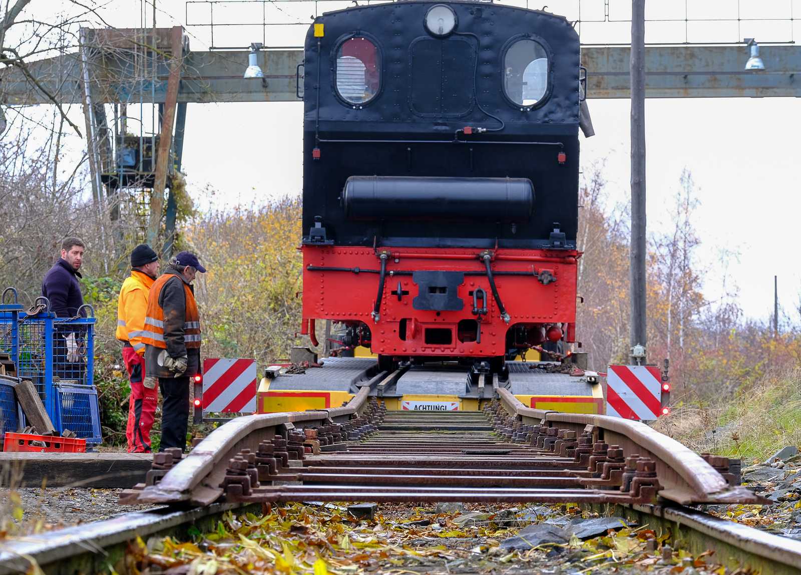 Über diese im ehemaligen Umladebahnhof Gern­rode hinter dem PRESS-Tieflader aufgebaute „Rollbahn“ kehrte die 99 6102 am 27. November 2019 auf die Selketalbahn zurück.