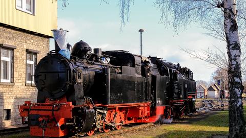 Am 30. November 2019 schob die Neubaulok 99 7232-4 die 1914 gebaute Heeresfeldbahnlok in Gern­rode zur alten Wagenwerkstatt. Die Aufnahme zeigt, wie viele Bauteile noch immer nicht montiert sind.