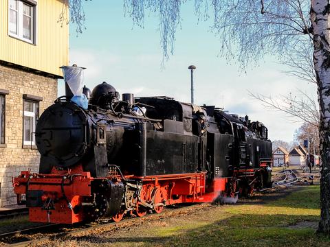 Am 30. November 2019 schob die Neubaulok 99 7232-4 die 1914 gebaute Heeresfeldbahnlok in Gern­rode zur alten Wagenwerkstatt. Die Aufnahme zeigt, wie viele Bauteile noch immer nicht montiert sind.