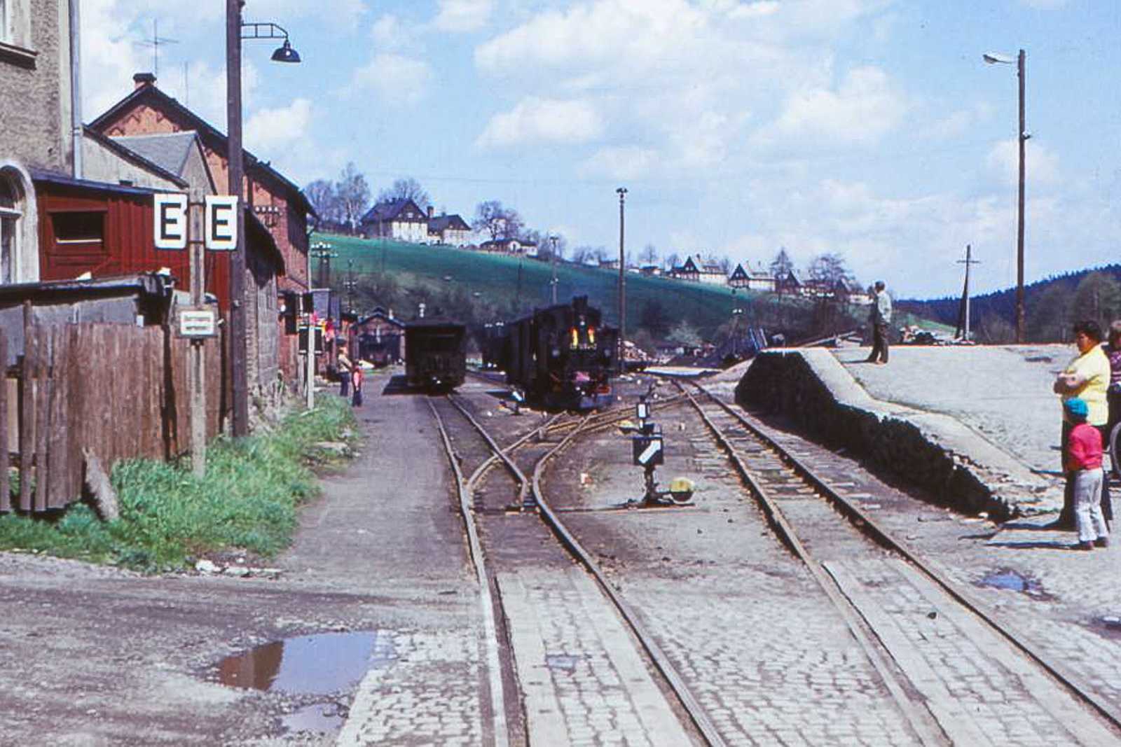 Diese Aufnahme zeigt alle im Sommer 1975 vorhandenen Gleise zwischen dem Empfangsgebäude und der Laderampe in Jöhstadt. Der 3. Bauabschnitt umfasst zwar „nur“ die beiden äußeren Gleise rechts, stellt aber dennoch einen Meilenstein beim Wiederaufbau der Preßnitztalbahn dar.