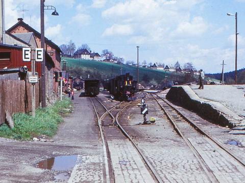 Diese Aufnahme zeigt alle im Sommer 1975 vorhandenen Gleise zwischen dem Empfangsgebäude und der Laderampe in Jöhstadt. Der 3. Bauabschnitt umfasst zwar „nur“ die beiden äußeren Gleise rechts, stellt aber dennoch einen Meilenstein beim Wiederaufbau der Preßnitztalbahn dar.