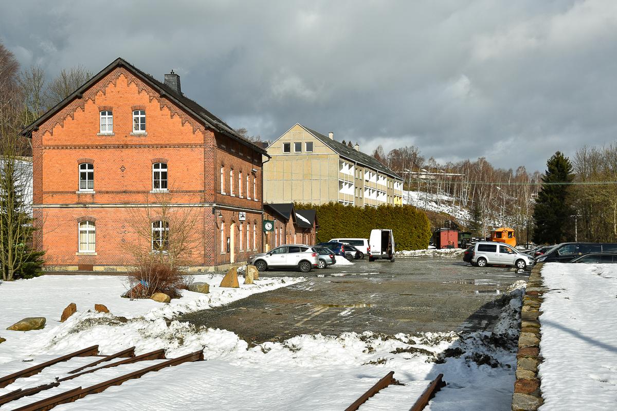 Diese beiden Aufnahmen vom 10. Februar 2020 zeigen die derzeitige Situation in Jöhstadt: Die Fläche vor dem Empfangsgebäude (EG) wird zum Parken genutzt, jeweils im Vordergrund enden die bisher vorhandenen Gleise.