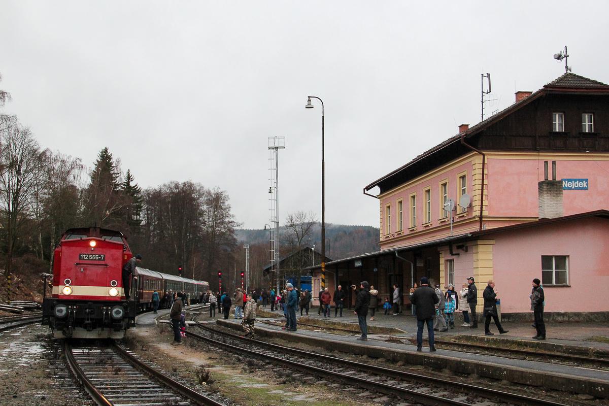 Auf dem Weg nach Loket (Elbogen) pausiert der VSE-Museumszug am 7. Dezember 2019 in Nejdek (Neudek), Zuglok ist die Diesellok 112 565-7 der PRESS.