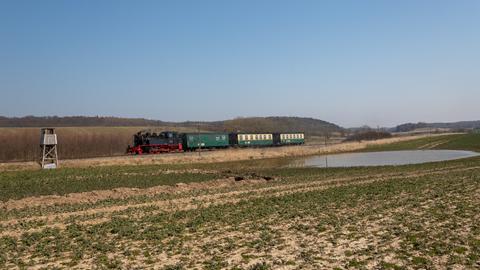 Die Länge der RüBB-Züge in Corona-Zeiten hielt Dirk Thomas am 28. März 2020 vor Seelvitz im Bild fest.