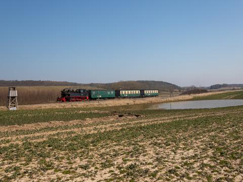Die Länge der RüBB-Züge in Corona-Zeiten hielt Dirk Thomas am 28. März 2020 vor Seelvitz im Bild fest.