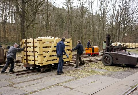 Mit ihrem historischen Gabelstapler bockten die Feldbahner im Februar mehrere 600-mm-Feldbahnwagen zum Holztransport auf je zwei regelspurige Robelachsen auf.