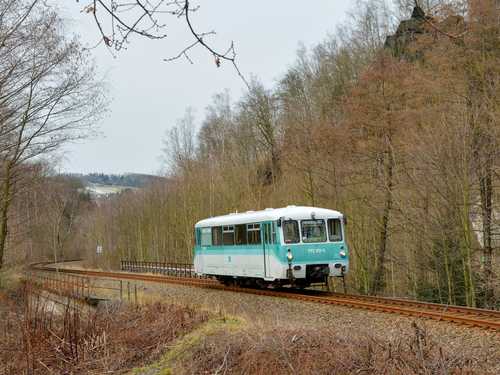 Auf dem Weg zur Ab­holung einer Reise­gesell­schaft in Schwar­zen­berg pas­sierte der Leicht­verbrennungs-Triebwagen (LVT) 772 312-5 der Eisenbahnnostalgie Vogtland am 29. Februar 2020 noch ohne Fahrgäste den Teufelsstein bei Lauter (SZ-Linie).