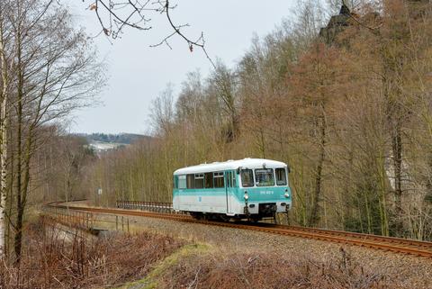 Auf dem Weg zur Ab­holung einer Reise­gesell­schaft in Schwar­zen­berg pas­sierte der Leicht­verbrennungs-Triebwagen (LVT) 772 312-5 der Eisenbahnnostalgie Vogtland am 29. Februar 2020 noch ohne Fahrgäste den Teufelsstein bei Lauter (SZ-Linie).