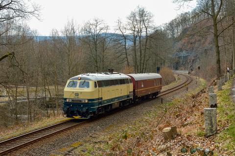 Am 8. März 2020 überführte die Diesel­lok 218 466-1 der Rail­systems RP GmbH aus Gotha den VSE-Speisewagen von Schwar­zen­berg zum Standort Brieske (bei Senftenberg) der WISAG Produk­tions­service GmbH.