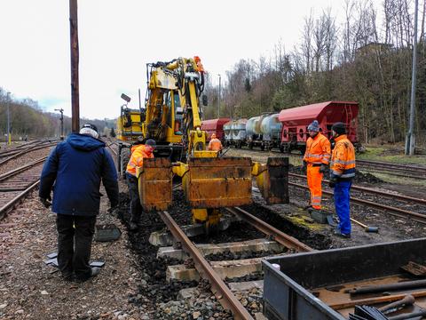 Beim Gleisbau am 21./22. März 2020 in Schwarzenberg erfolgte nach dem Auskoffern und dem Entfernen der alten Holzschwellen das Einfädeln der Betonschwellen zwischen die in ihrer Lage unveränderten Schienen.