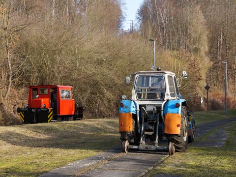 Am 9. Februar 2020 haben dieser Zweiwegetraktor vom Typ ZT 300 und die im Eigentum von Andreas Wende be­find­liche Schöma-Diesell­ok für das Winterfest des Fördervereins Muldentalbahn e. V. in Amerika Aufstellung genommen.