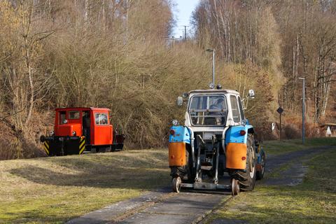 Am 9. Februar 2020 haben dieser Zweiwegetraktor vom Typ ZT 300 und die im Eigentum von Andreas Wende be­find­liche Schöma-Diesell­ok für das Winterfest des Fördervereins Muldentalbahn e. V. in Amerika Aufstellung genommen.