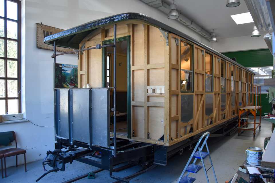 Am 6. April zeigte sich der Traglastenwagen 970-495 in der Ausstellungs- und Fahrzeughalle in Schlössel noch ohne Blechverkleidung.