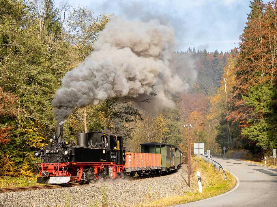 Als wäre der Herbst nicht bunt genug: Am 25. Oktober 2020 fuhr der P14111 mit dem 97-23-66 als zusätzlichen Farbtupfer nach Jöhstadt, hier vor dem BÜ der Straße nach Grumbach.
