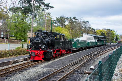 Nach ihrer Winterpause absolvierten die drei leihweise auf der Insel Rügen eingesetzten Aussichtswagen am 26. April 2020 eine Probefahrt. Als Zuglok kam die 99 4652 zum Einsatz.
