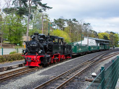 Nach ihrer Winterpause absolvierten die drei leihweise auf der Insel Rügen eingesetzten Aussichtswagen am 26. April 2020 eine Probefahrt. Als Zuglok kam die 99 4652 zum Einsatz.