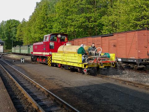 Am 15. Mai 2020 befuhr die Diesellok 199 013 das Netz der Zittauer Schmalspurbahn. Vom mitgeführten Skl-Beiwagen versprühten dabei Mitarbeiter der SOEG ein Mittel gegen Unkraut, hier in Bertsdorf.