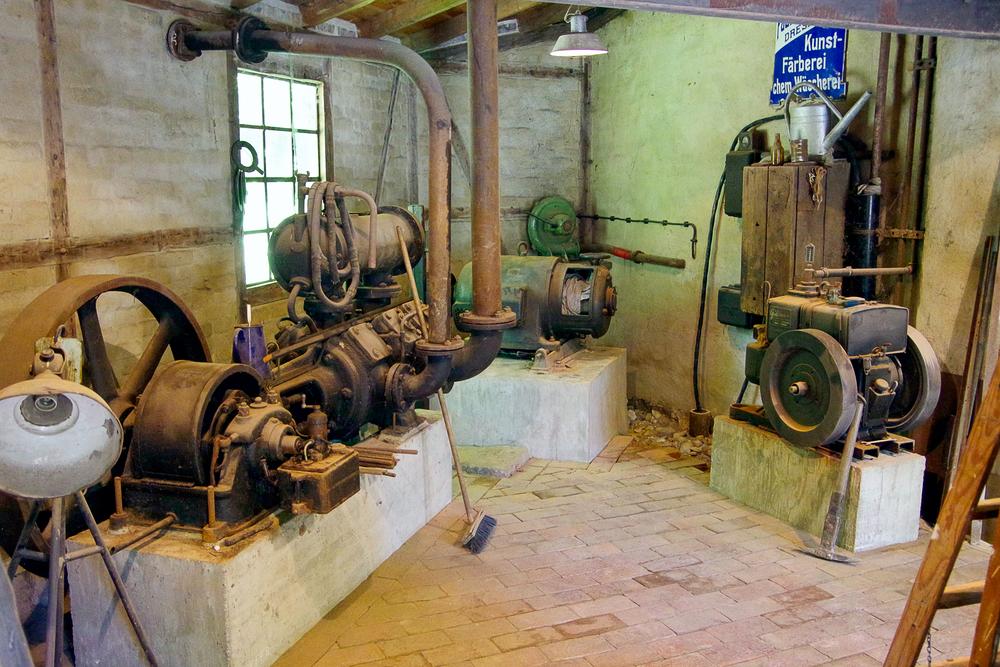 Im Kompressorenraum der historischen Schmiede liegen im Feldbahnmuseum seit Ende Mai historische Fußbodenziegel.