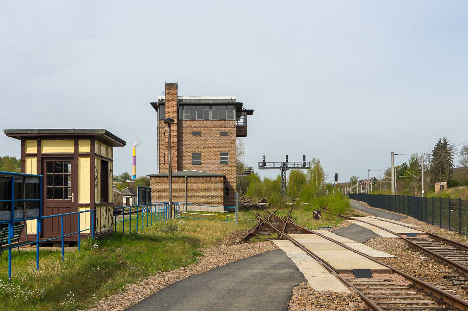 Das Sächsische Eisen­bahnmuseum (SEM) in Chemnitz-Hilbersdorf ist über einen neuen Weg erreichbar, der über das einstige Gleisfeld des Rangierbahnhofes verläuft. Ein Zaun markiert die Grenze zur Strecke Dresden – Werdau der DB AG.