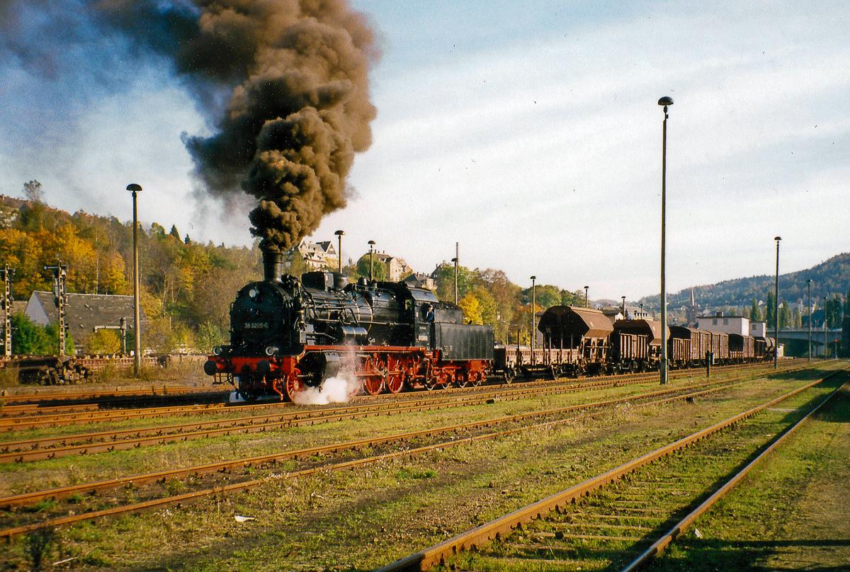 Im Oktober 1996 führte die 38 205 im Erzgebirge diesen Fotogüterzug, hier beim Verlassen des Güterbahnhofes Aue. Die Lok war für diese Sonderfahrt mit EDV-gerechten Schildern als 38 5205-0 versehen worden, welche sie während ihrer regulären Einsatzzeit bei der DR nie getragen hatte.