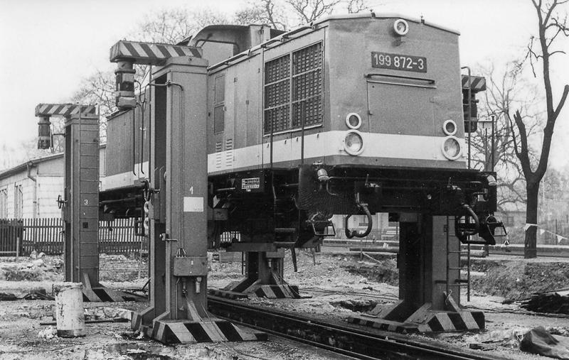 Die im Dezember 1989 im Raw Stendal für den Einsatz im Harz umgebaute Diesellok 199 872-3 wurde im Januar 1990 in Wernigerode auf ihre neuen, dreiachsigen Drehgestelle gehoben. Es handelte sich bei dieser Lok um die erste der in Serie umgebauten V100. Bis Ende 1990 entstanden zehn „Meterspur-V100“.