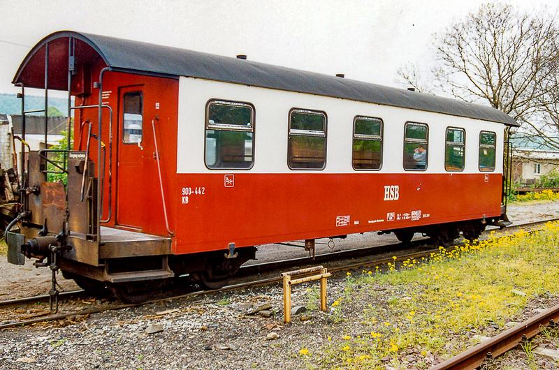 Für das Harz-Netz ließ die DR 1992 sechs neue Sitzwagen bauen. Die 900-441 bis -443 entstanden in Perleberg, die 900-444 bis -446 in Wittenberge, hier der 900-442 im April 2000 in Gernrode.